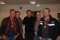 Vinnerlaget fra Narvik, Bj&amp;oslash;rnar Olaussen, Olav Thoresen, Svein Munkvold og Roberth Langbakk. I midten turneringsansva